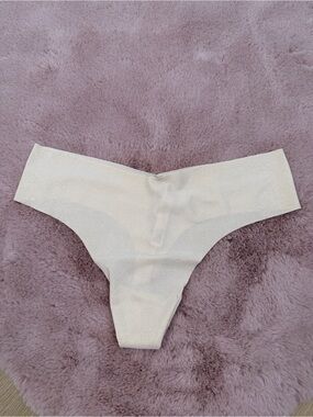 Victoria’s Secret No Show Seamless Thong Panty L